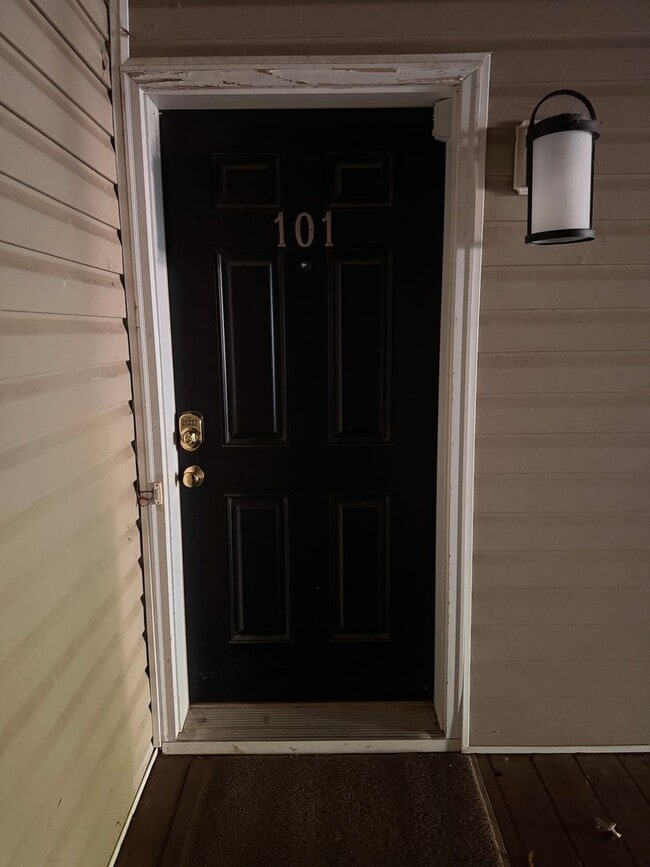 Building Photo - 3 Bedroom || 2 Bathroom Main Level Apartme...