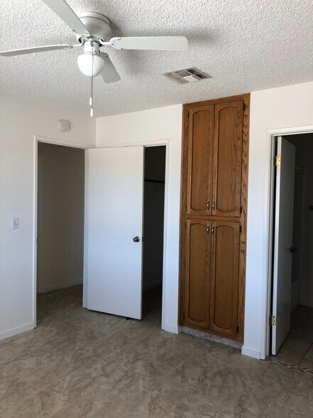 Building Photo - 408 W Felspar Ave