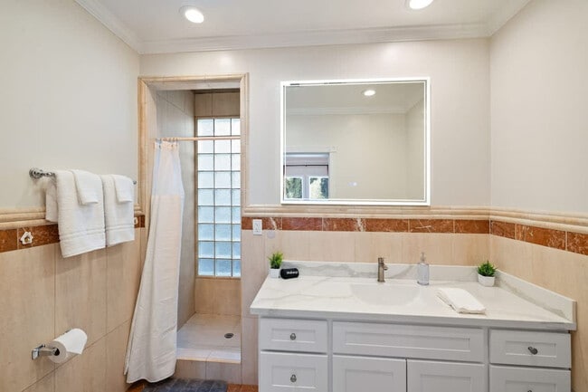 Building Photo - 2216 18th Ave