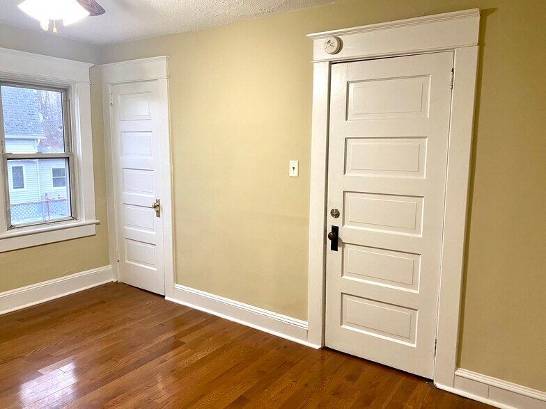 Building Photo - 223 E Mountain Rd