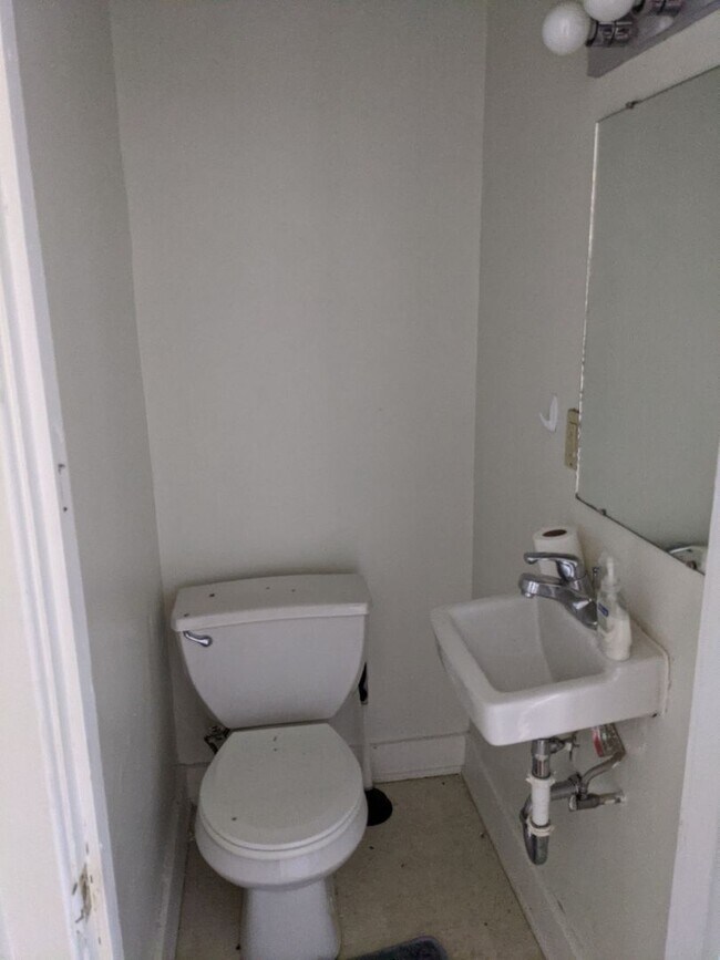 Building Photo - AVAILABLE NOW!  4-bedroom, 2-bath house across from Kinnick!