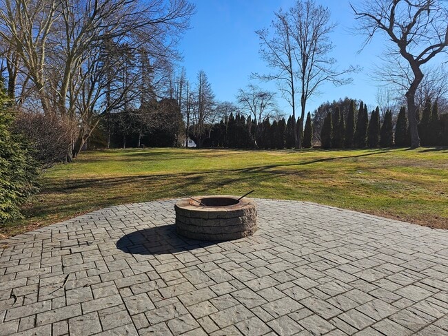 Building Photo - 11 Brookfield Dr