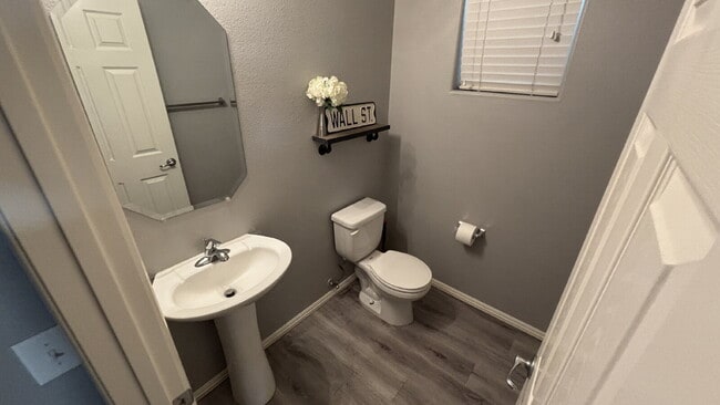 Building Photo - 4 Bed, 3 Bath