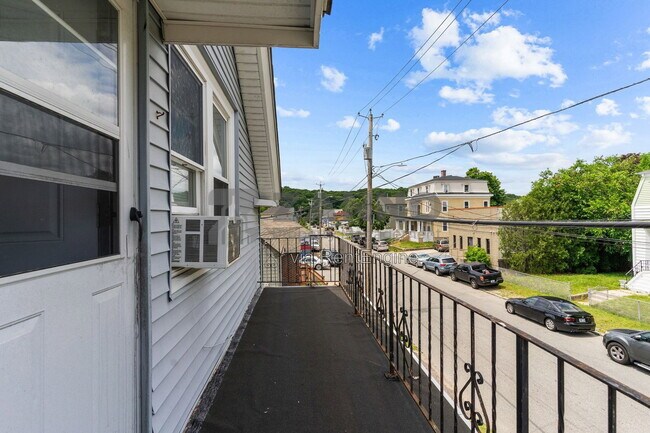 Building Photo - 121 Farmington Ave