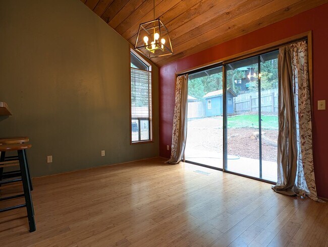 Building Photo - Fantastic 4 Bedroom, 2 Bath Home In The Thurston Area Of Springfield!