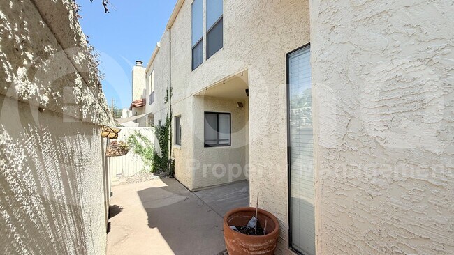 Building Photo - 5726 N 10th St