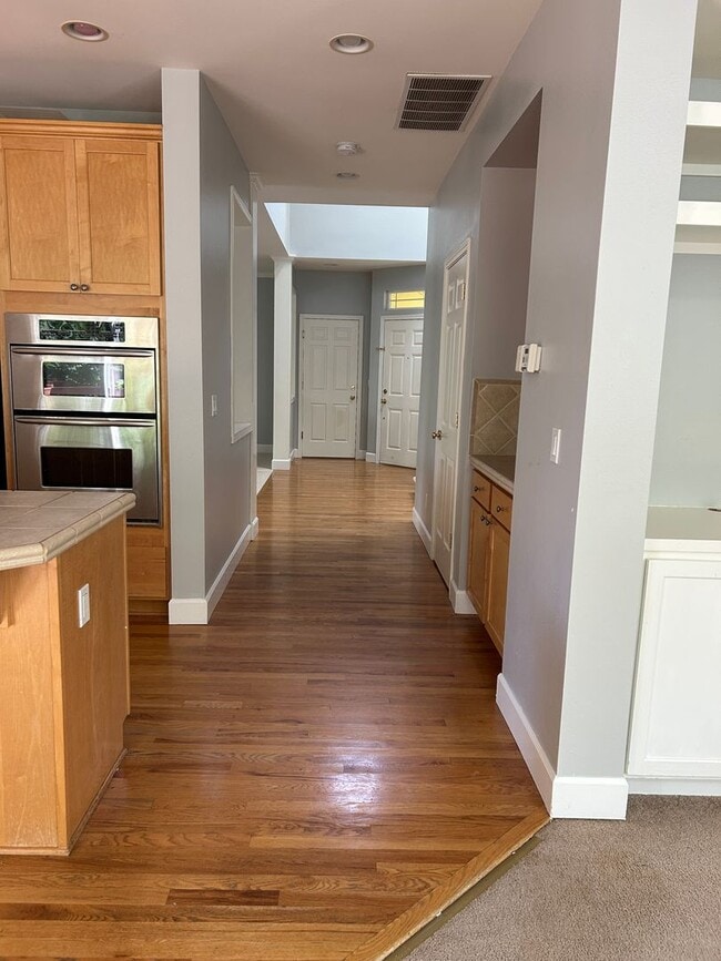 Building Photo - 4Bd/2.75Ba Bellevue Home