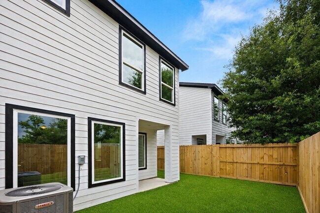 Building Photo - 8449 Furray Rd