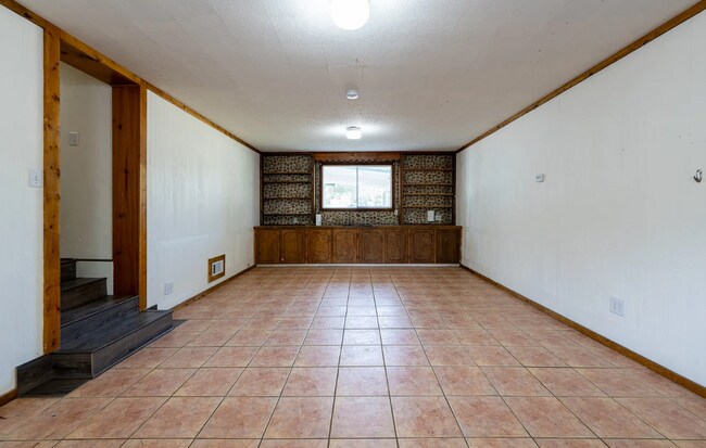 Building Photo - Large Beautiful Home