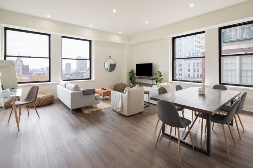 Primary Photo - 150S S Independence Mall W