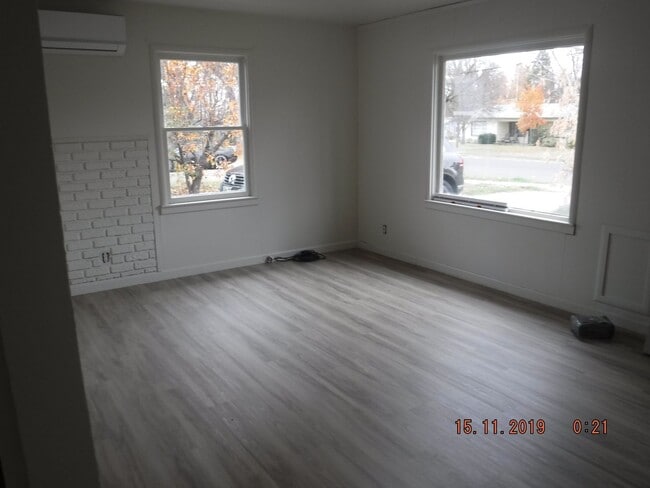 Building Photo - 2 Bedroom House Medford