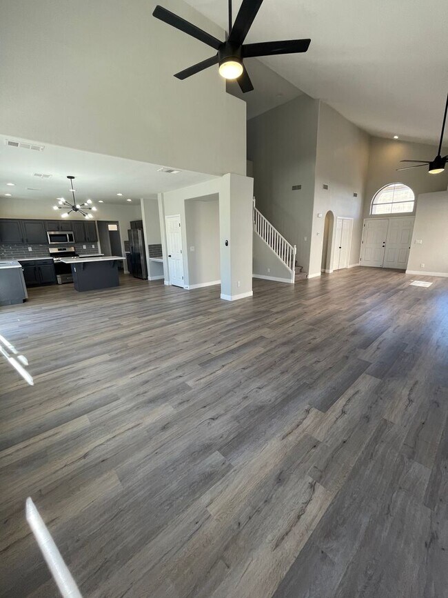 Building Photo - Beautiful 4 bedroom home located in the Sh...