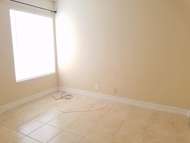 Building Photo - 815 W Boynton Beach Blvd