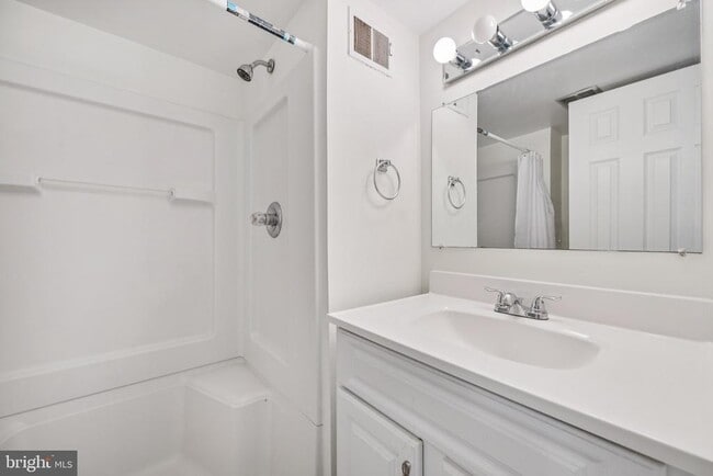 Building Photo - 12260 Greenleaf Ave