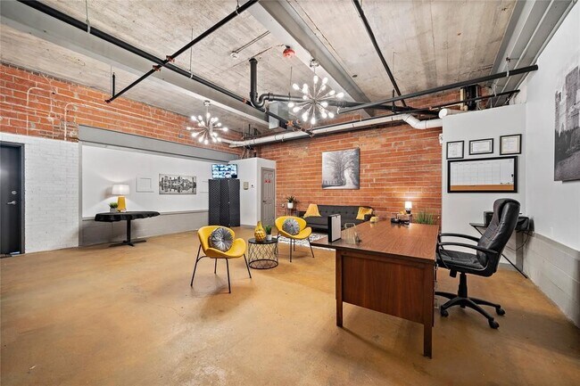 Building Photo - 612 W Texas Ave