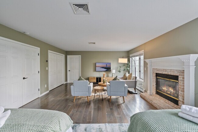 Building Photo - 321 Museum Village Rd