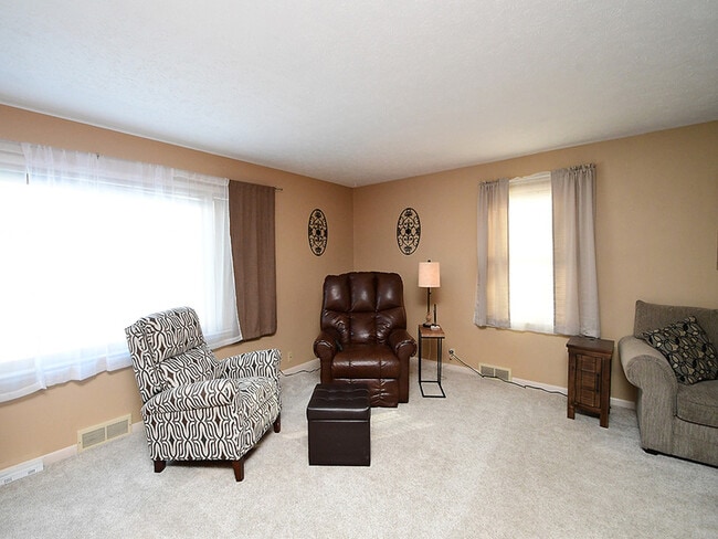 Building Photo - 705 E 9th St