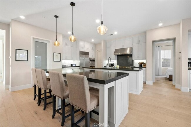 Building Photo - 70 Ray