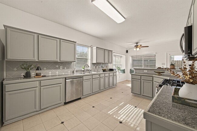 Building Photo - 16315 April Ridge Dr