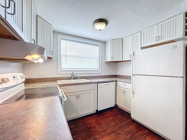 Building Photo - 2649 1/2 Dartmouth Ave N