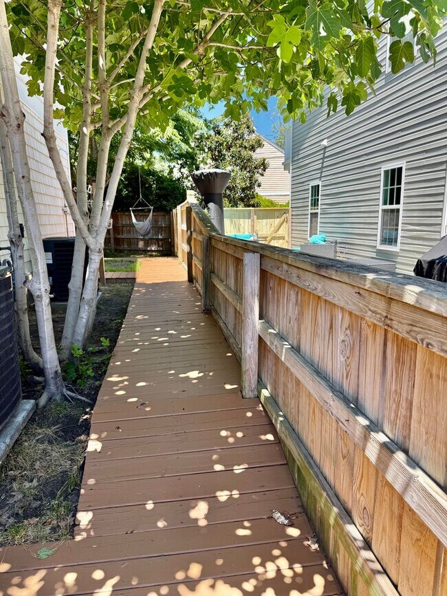 Building Photo - 3BD/3.5 Condo with Garage & Backyard in Shadowlawn! Blocks to the Beach! AVAILABLE NOW!