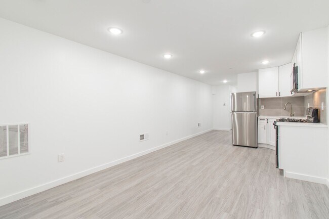 Building Photo - New! Renovated & Modern Apartment