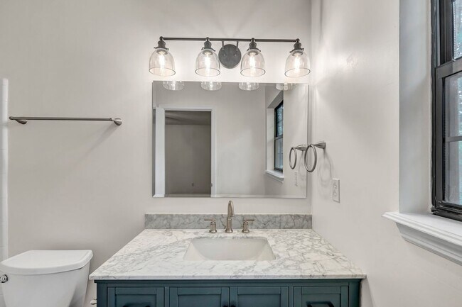 Building Photo - Beautifully Renovated 3 bed/2.5 bath in Ri...