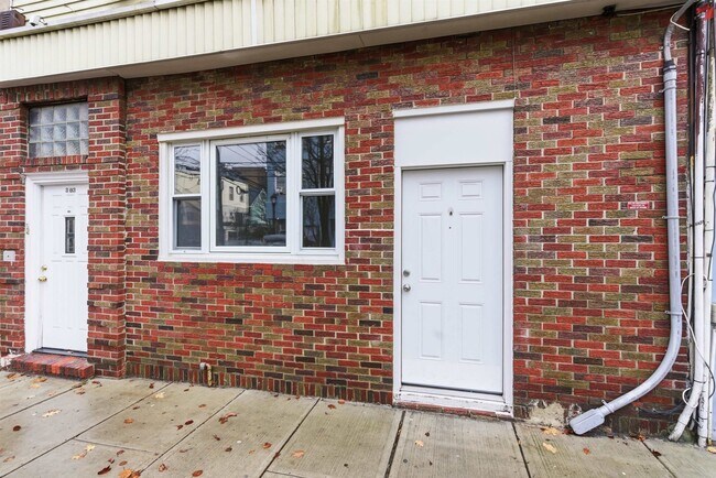 Building Photo - 303 43rd St