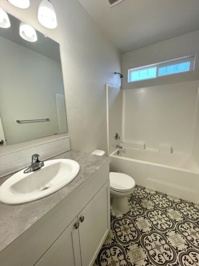 Building Photo - Beautiful like new 3 bedroom Hayden home in Prineville!