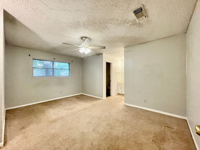 Building Photo - Spacious 4 Bedroom Home with multiple livi...