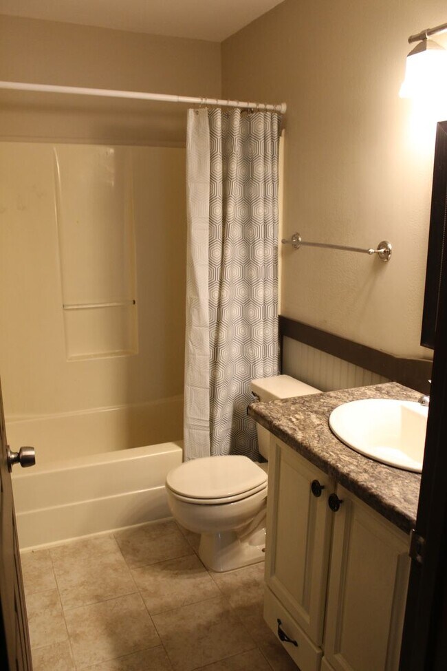 Building Photo - 2 bed 2 bath condo