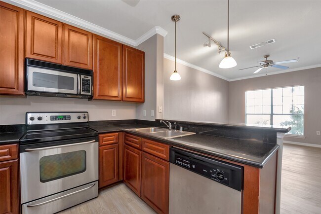 Building Photo - 9200 Westheimer Rd