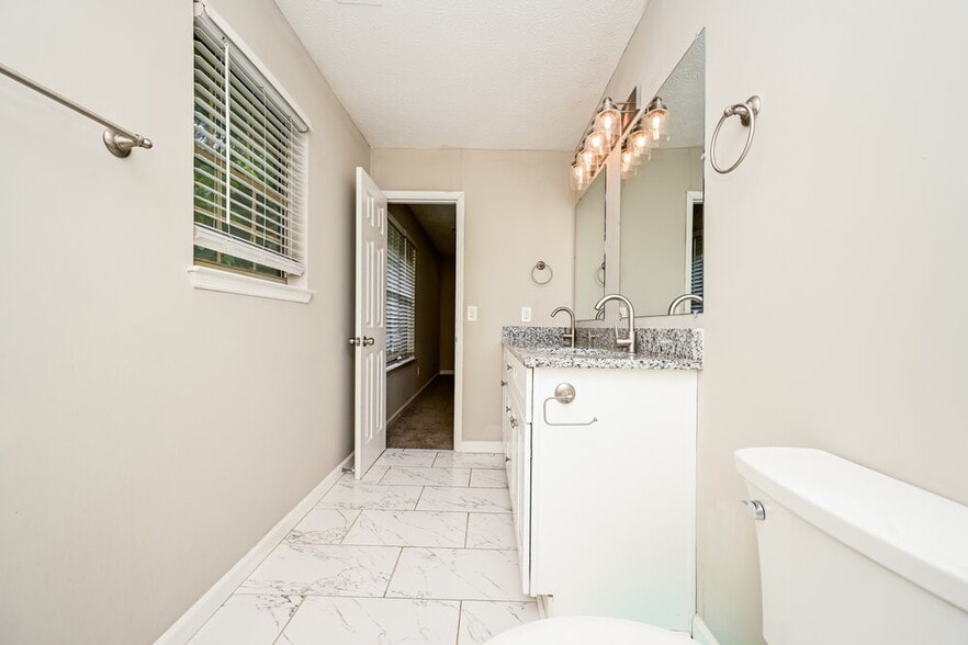 Building Photo - 2921 Sunset Ct