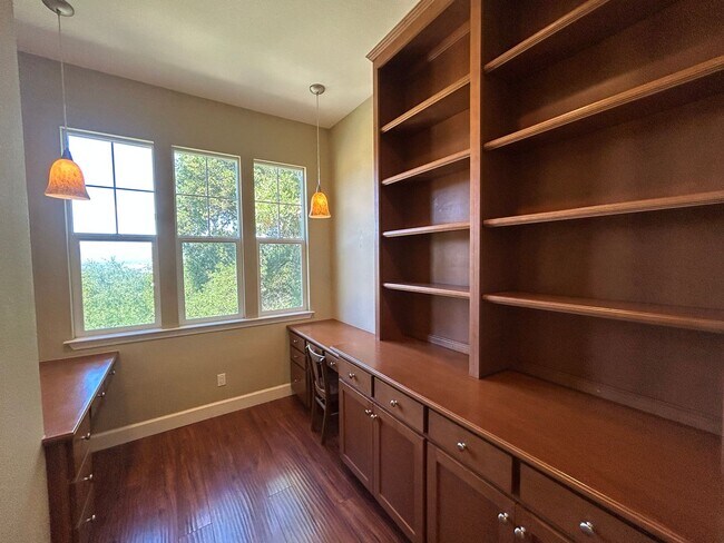 Building Photo - Luxurious and Spacious 5 Bedroom in Gilroy