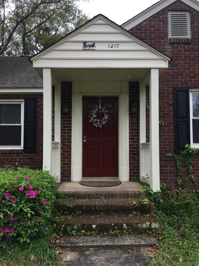 Building Photo - 1217 Hollywood Dr