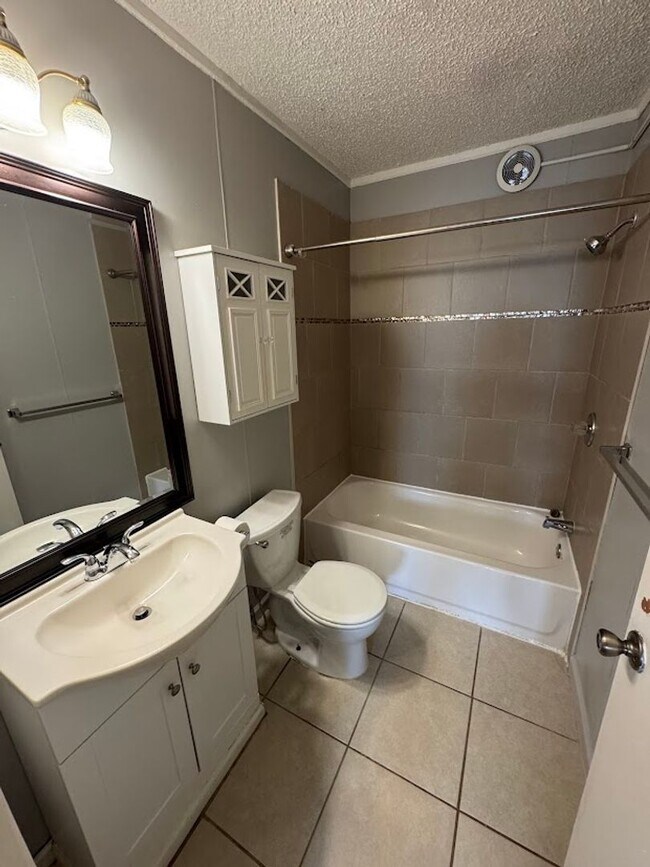 Building Photo - 2 bed 1 bath Ferndale ranch on a quiet, tree-lined street.