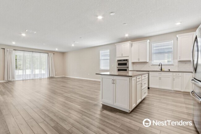 Building Photo - Stunning Northside Home!