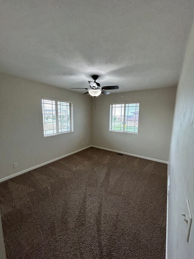 Building Photo - Beautiful, spacious, 4 bedroom, 3 bath tow...