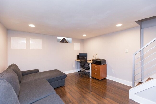 Building Photo - 2658 Edgemont St