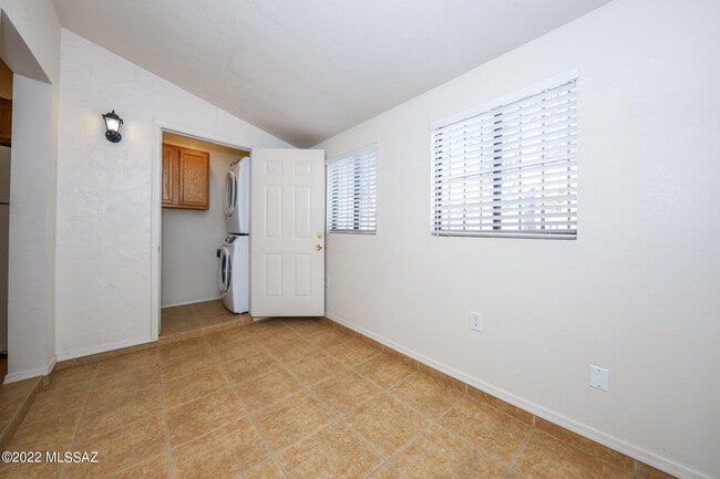 Building Photo - 3004 N Sparkman Blvd