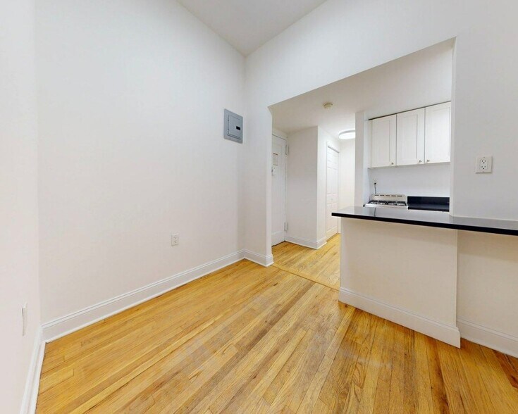 Building Photo - Central Park West