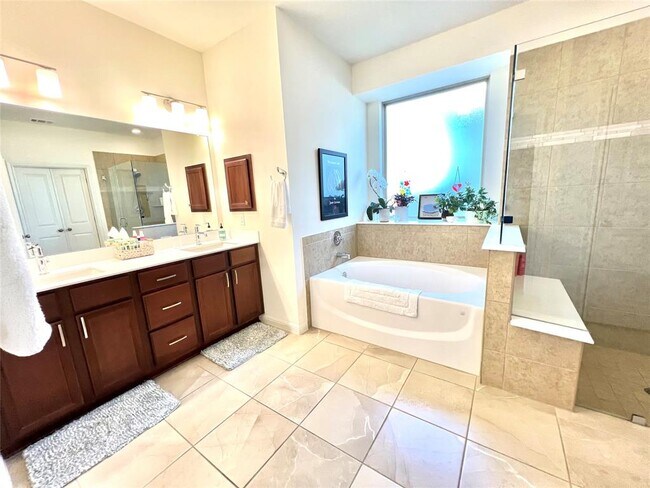 Building Photo - 1024 Almeria Bend