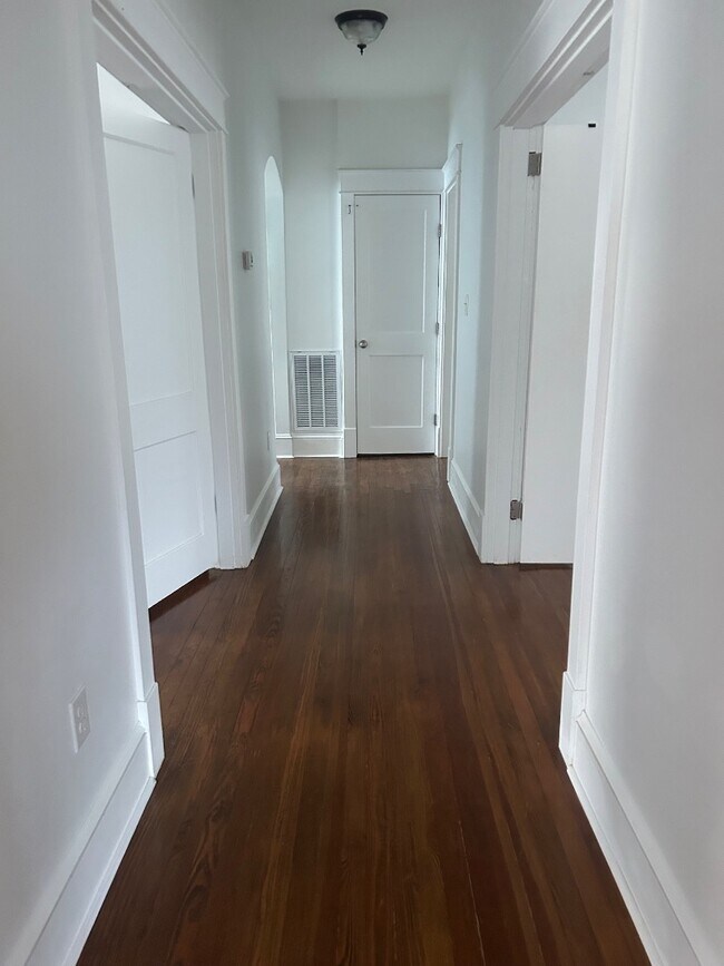 Building Photo - 2205 Mayflower Dr