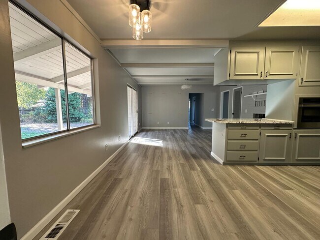 Building Photo - 110 Colonial Dr