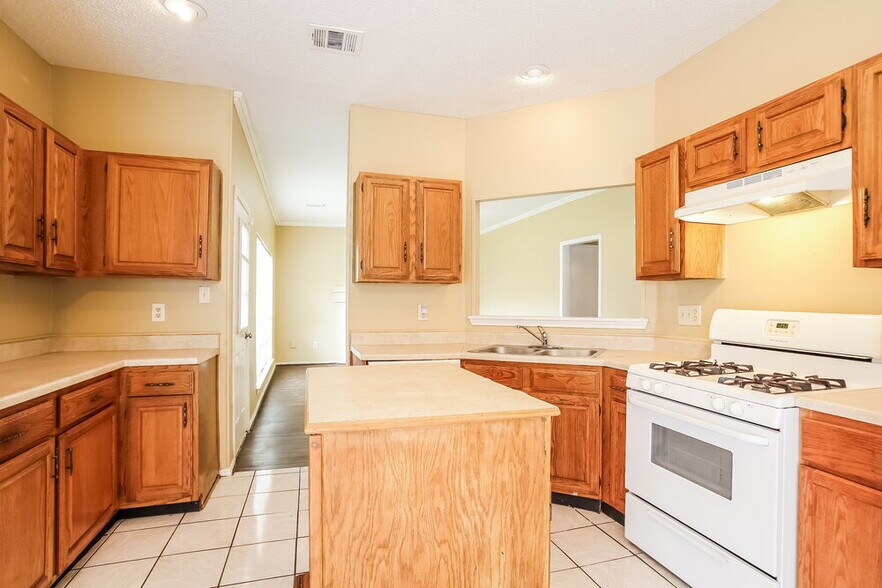 Building Photo - 6018 Fern Hollow Ct