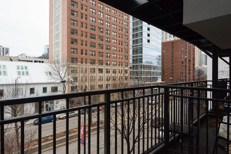 Building Photo - 1225 N LaSalle St