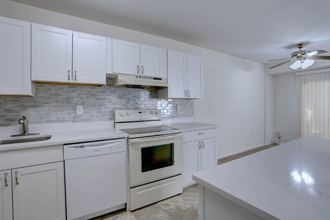 Building Photo - 3BD, 1.5BA - Beautifully Remodeled Townhome in Columbia