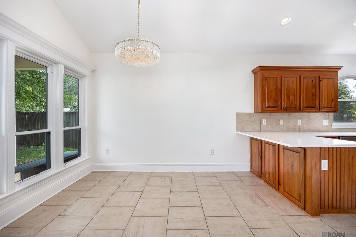 Building Photo - 10417 Oakline Dr