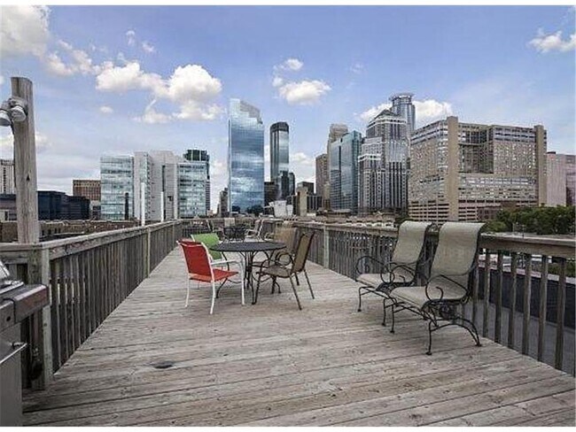 Building Photo - 605 S 9th St