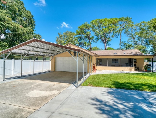 Building Photo - Updated 2/2/1 Home in Northeast St. Petersburg!